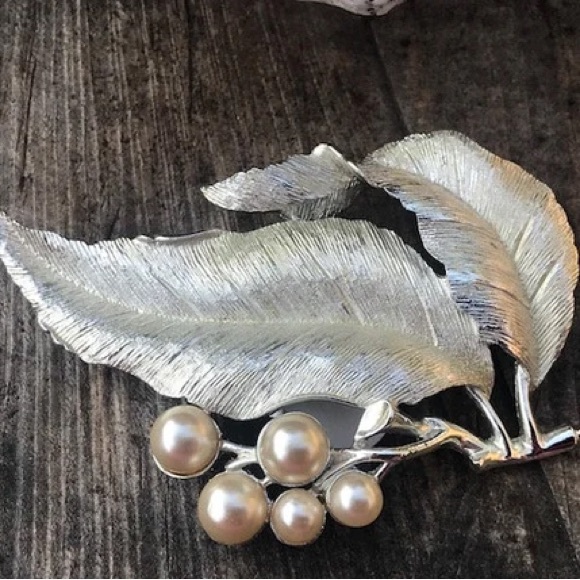 Vintage Sarah Coventry Silver-Tone Leaf Brooch with Faux Pearl Berries - stamped - Picture 8 of 8